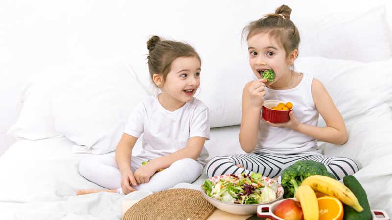 Children eating fruit and vegetables - child's health